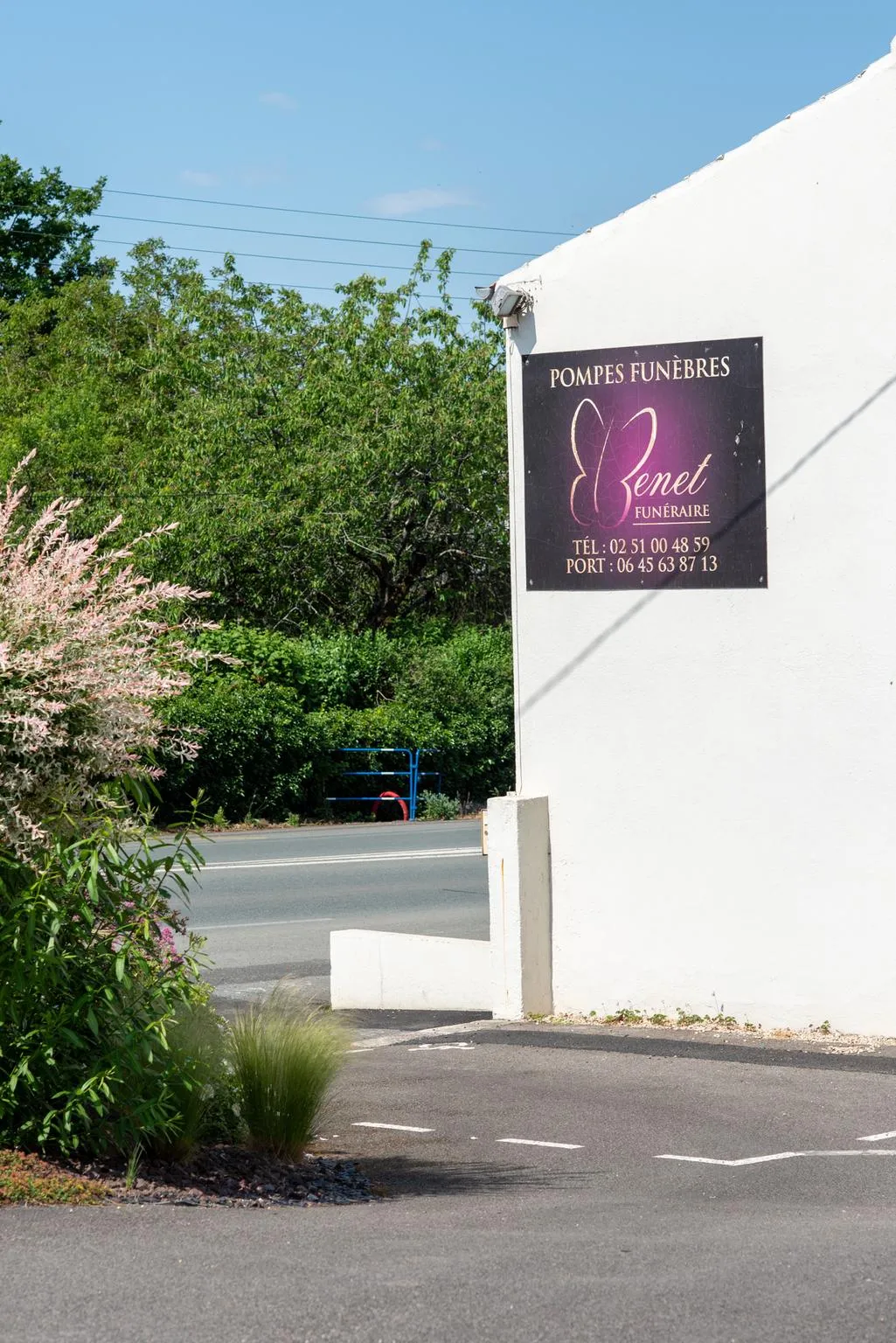 Panneau d'affichage et coordonnées de l'agence funéraire
