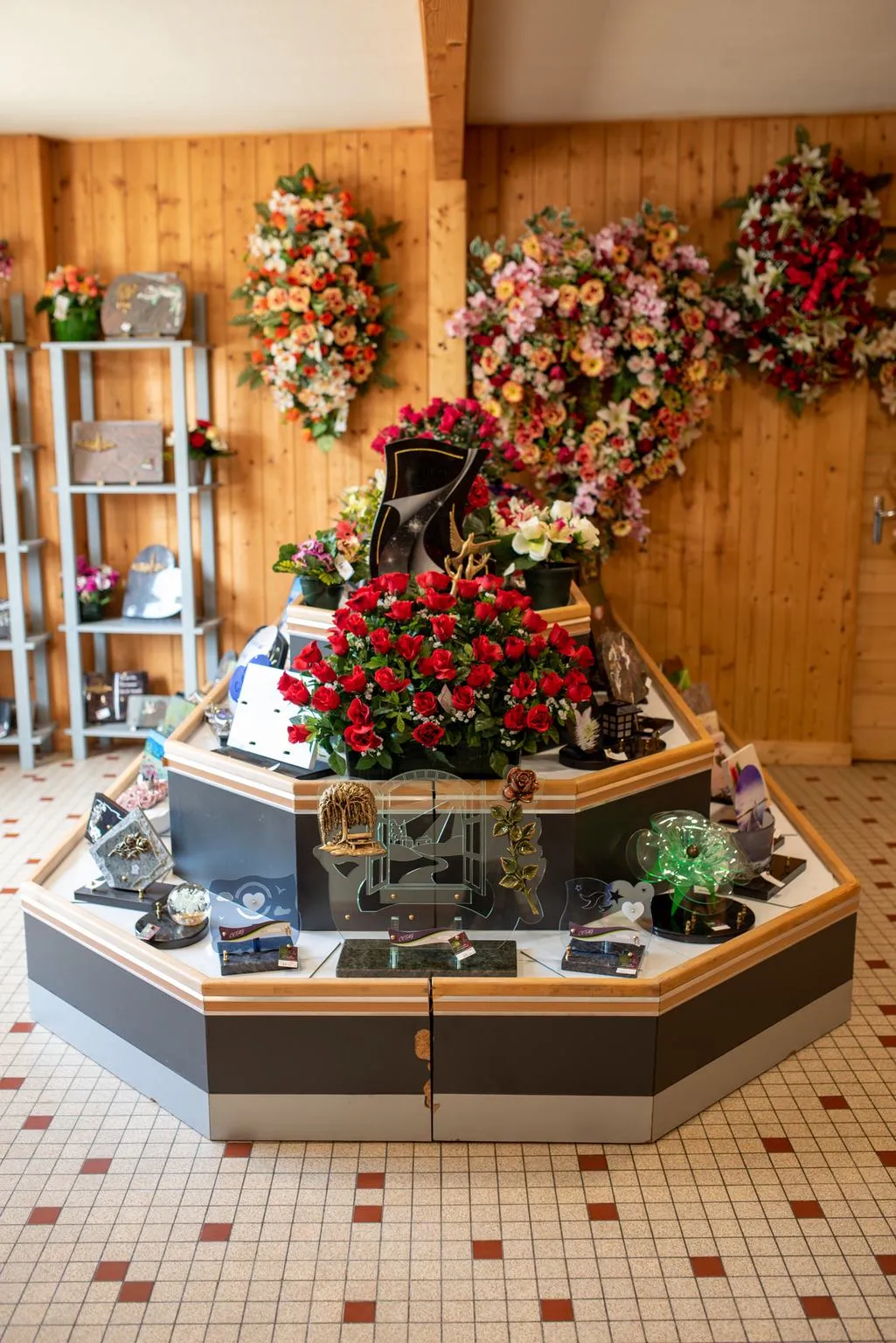Présentoir d'articles funéraires, fleurs et plaques commémoratives en magasin