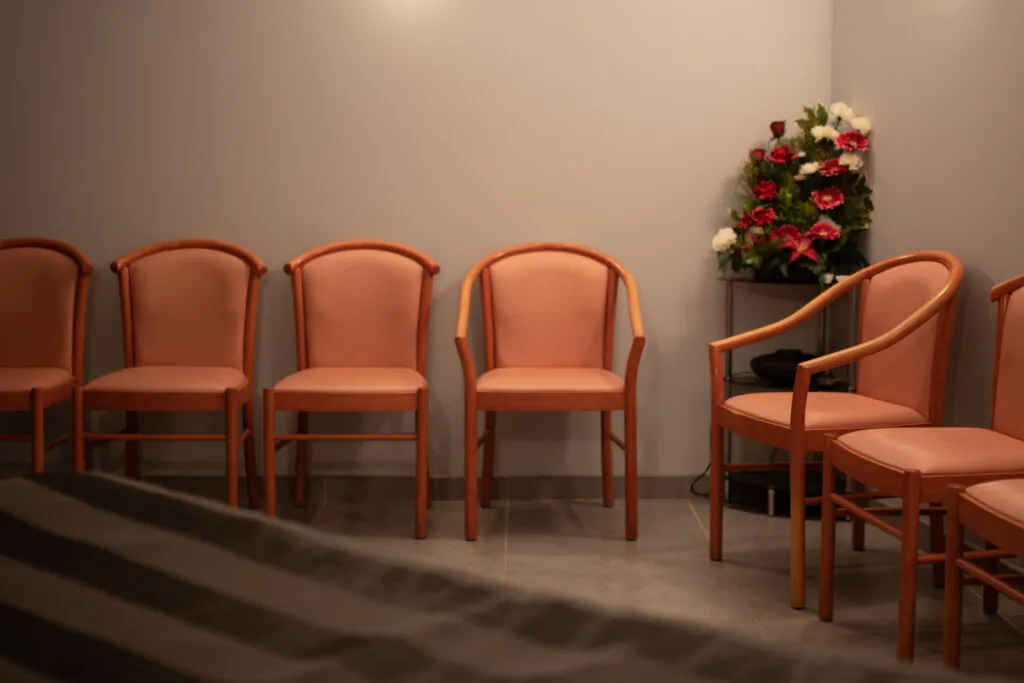 Chaises installées dans la salle d'hommage et de cérémonie