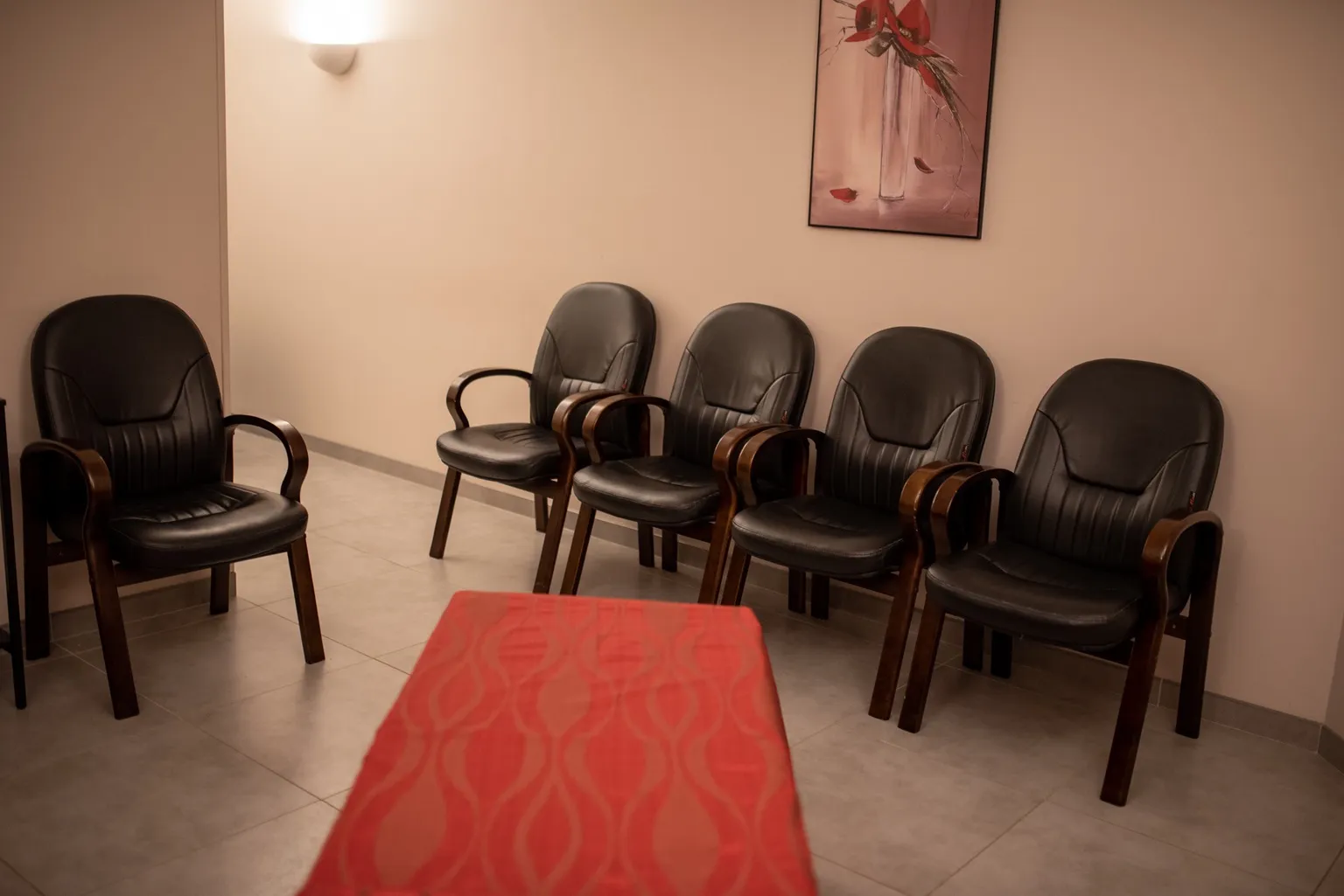 Salon d'attente avec sièges en cuir pour l'accompagnement des familles