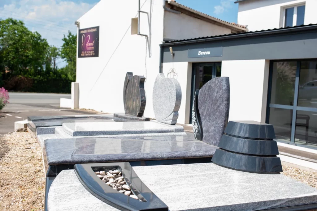 Exposition extérieure de stèles et monuments funéraires en granit