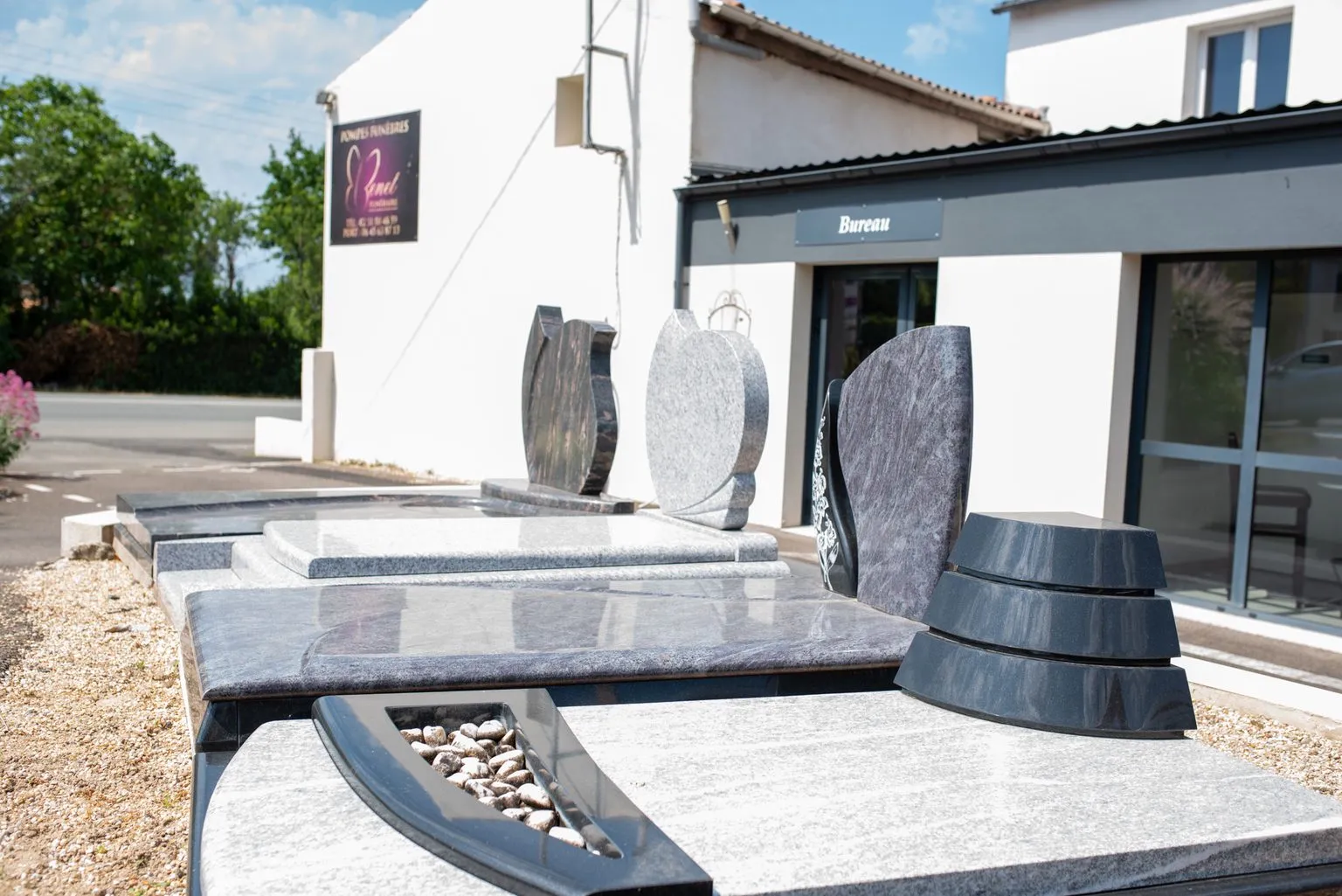 Exposition extérieure de stèles et monuments funéraires en granit