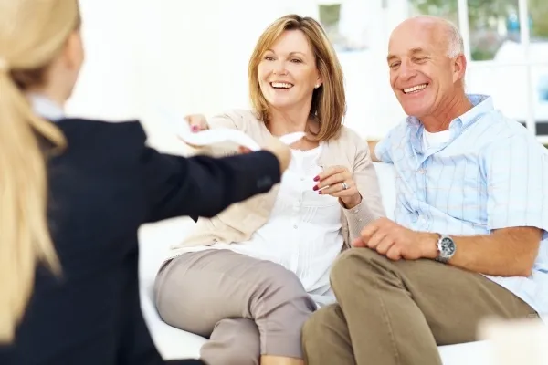 Couple sénior en rendez-vous pour un contrat de prévoyance obsèques